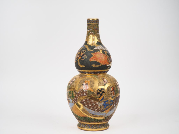 Japon vers 1930. Grand vase de forme double gourde en faience de Satsu