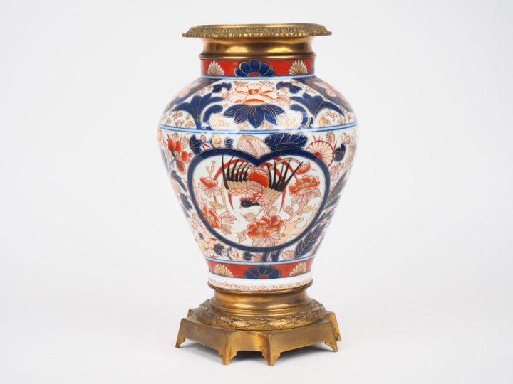 Japon XIXème.  Potiche en porcelaine d'Imari, décor émaillé bleu corai