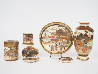 Vente aux enchères Japon vers 1900. Lot de 7 faiences de Satsuma comprenant une petite co