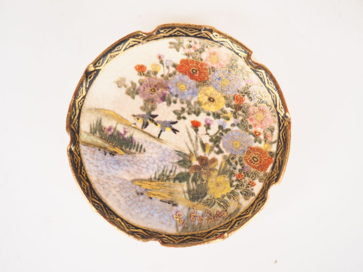Japon vers 1900. Lot de 7 faiences de Satsuma comprenant une petite co