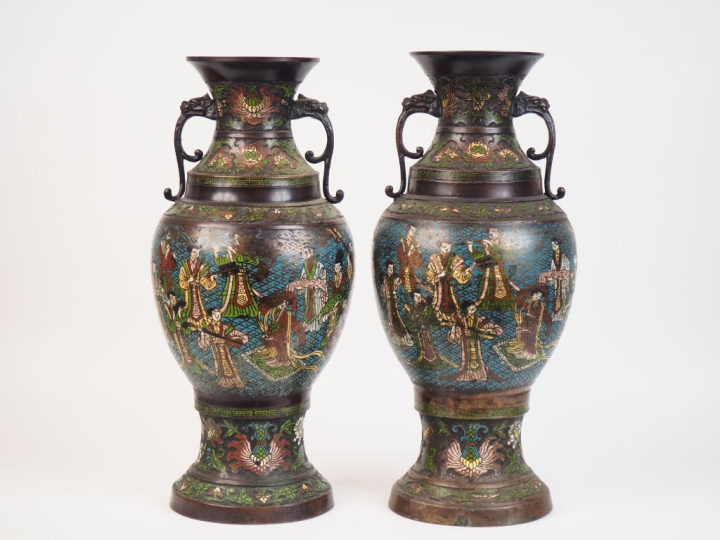 Japon vers 1930.  Paire de grands vases balustre en émaux champlevés à