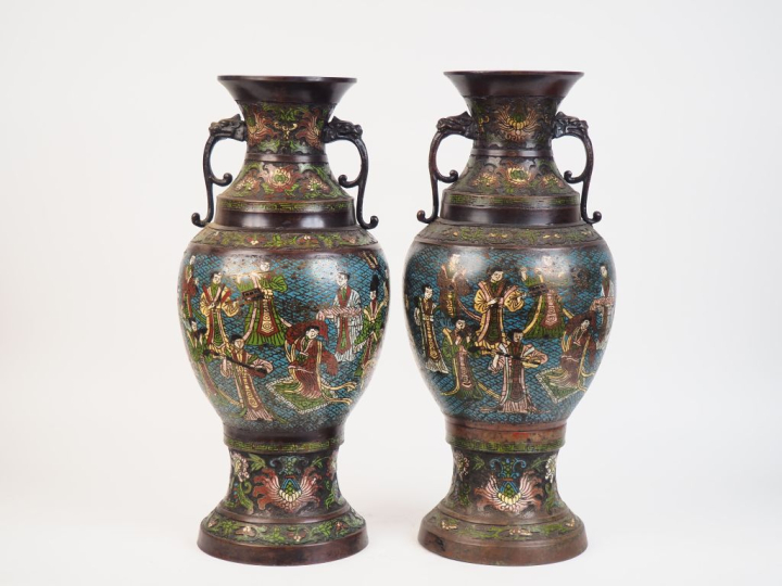 Japon vers 1930.  Paire de grands vases balustre en émaux champlevés à