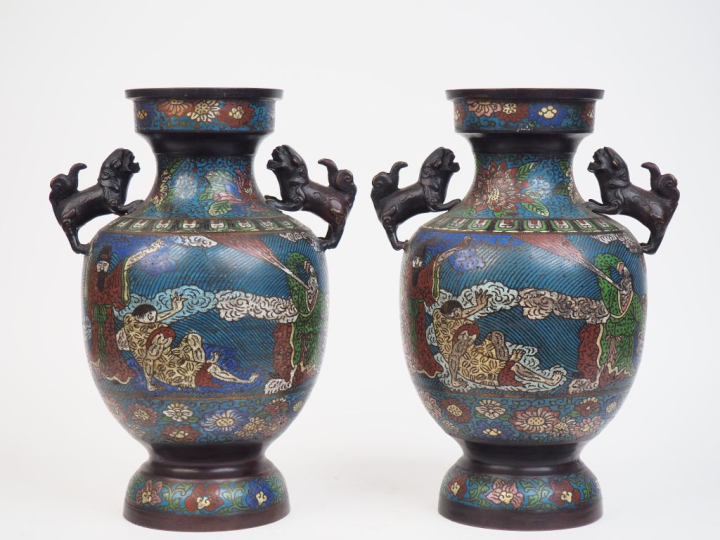 Japon vers 1930.  Paire de vases balustre en bronze et émaux champlevé