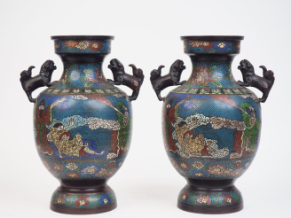 Vente aux enchères Japon vers 1930.  Paire de vases balustre en bronze et émaux champlevé