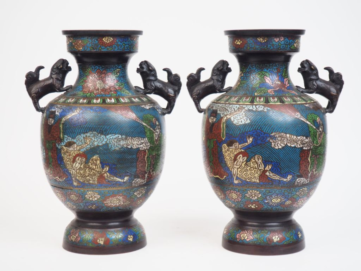 Japon vers 1930.  Paire de vases balustre en bronze et émaux champlevé