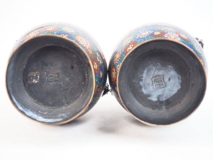 Japon vers 1930.  Paire de vases balustre en bronze et émaux champlevé