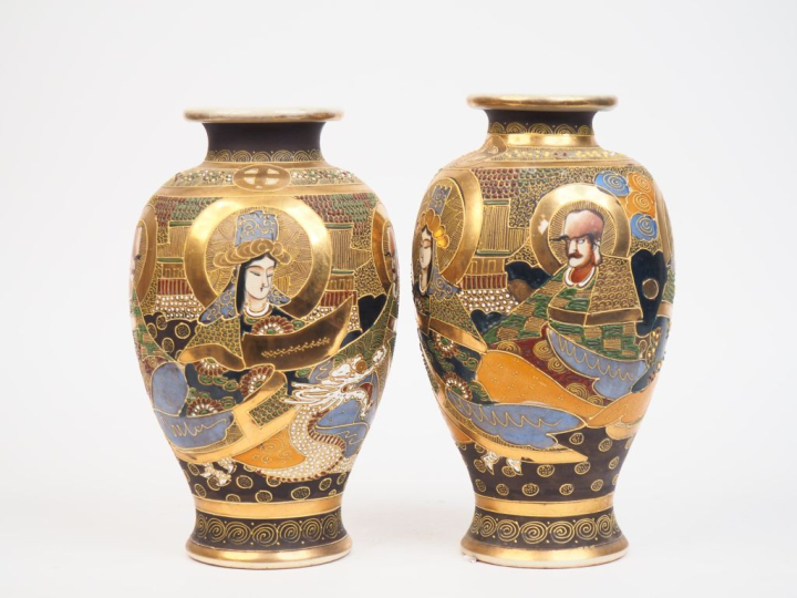 Japon vers 1930. Paire de vases balustres en faience de Satsuma à déco