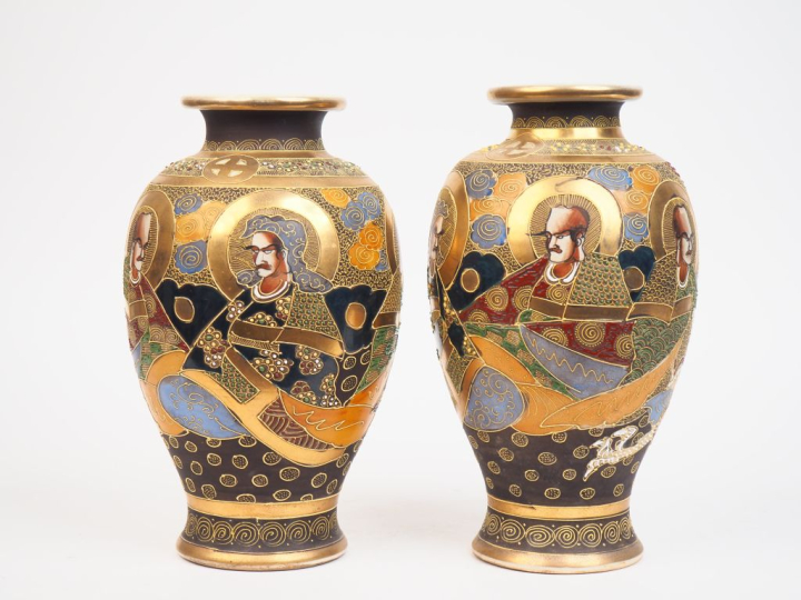Japon vers 1930. Paire de vases balustres en faience de Satsuma à déco