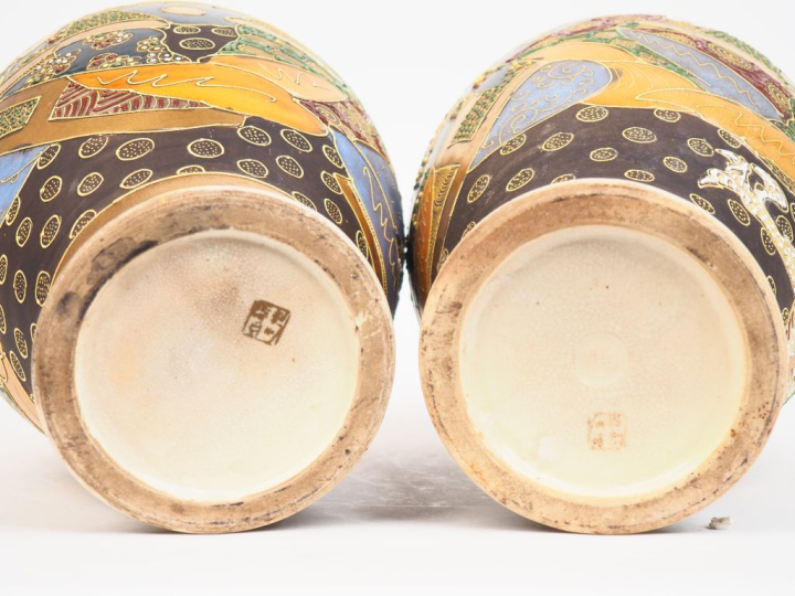 Japon vers 1930. Paire de vases balustres en faience de Satsuma à déco