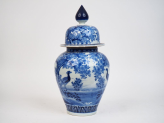 Vente aux enchères Japon vers 1900. Potiche couverte en porcelaine d'Arita à décor en ble