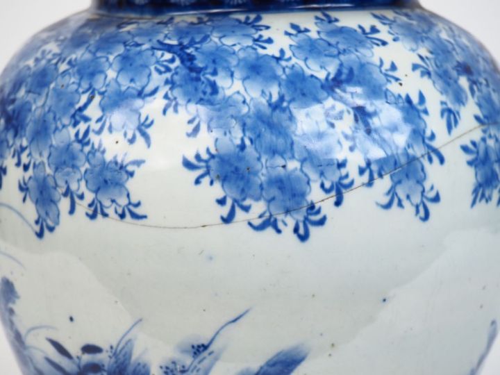 Japon vers 1900. Potiche couverte en porcelaine d'Arita à décor en ble
