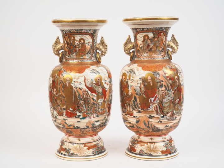 Japon vers 1930.  Paire de vases de forme balustre en faience de Satsu