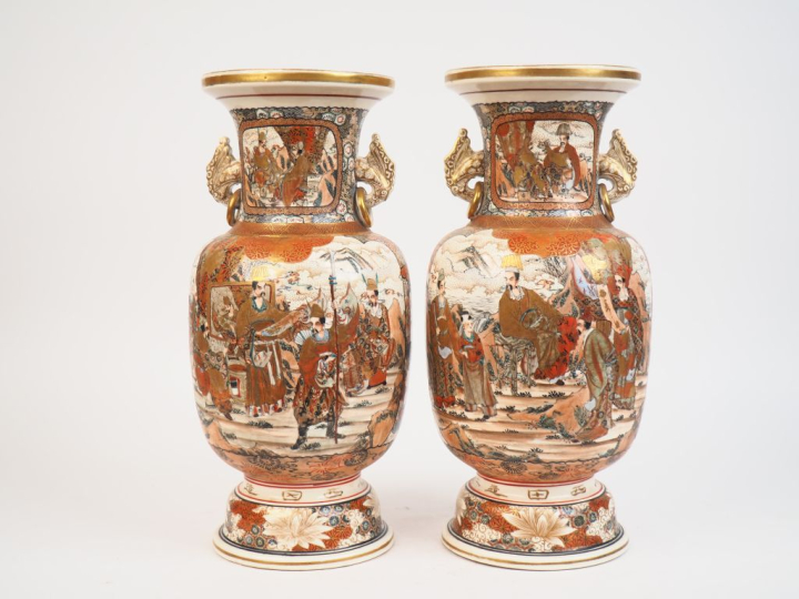 Japon vers 1930.  Paire de vases de forme balustre en faience de Satsu