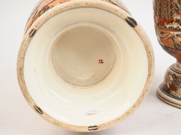 Japon vers 1930.  Paire de vases de forme balustre en faience de Satsu