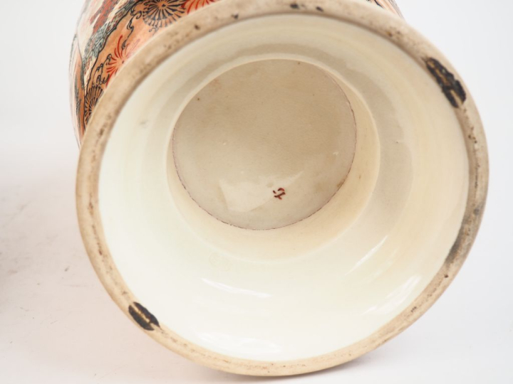 Japon vers 1930.  Paire de vases de forme balustre en faience de Satsu