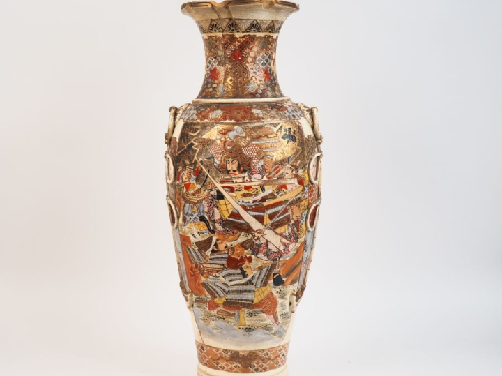 Japon vers 1930.  Important vase en faience de Satsuma, décor à l'imit
