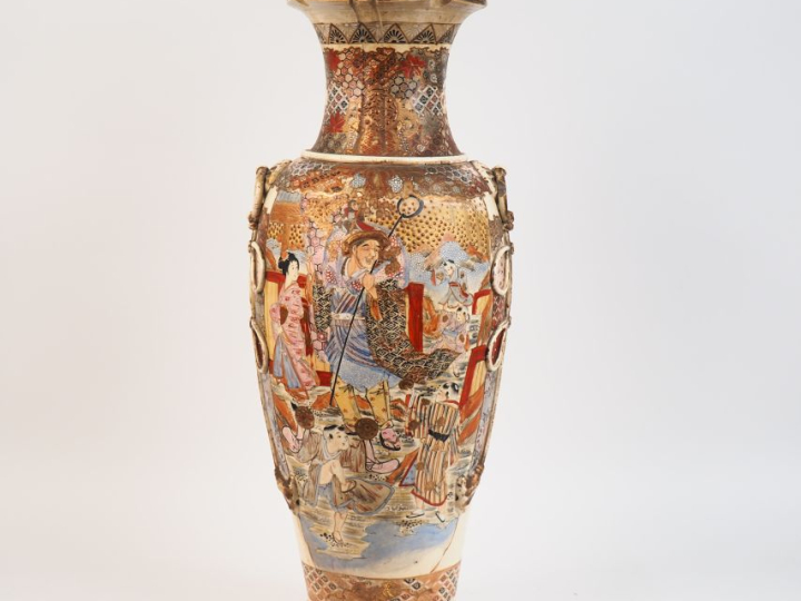 Japon vers 1930.  Important vase en faience de Satsuma, décor à l'imit