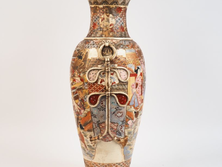 Japon vers 1930.  Important vase en faience de Satsuma, décor à l'imit