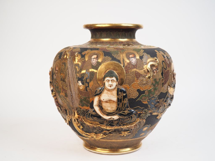 Japon vers 1920.  Importante jarre balustre en porcelaine de Satsuma, 
