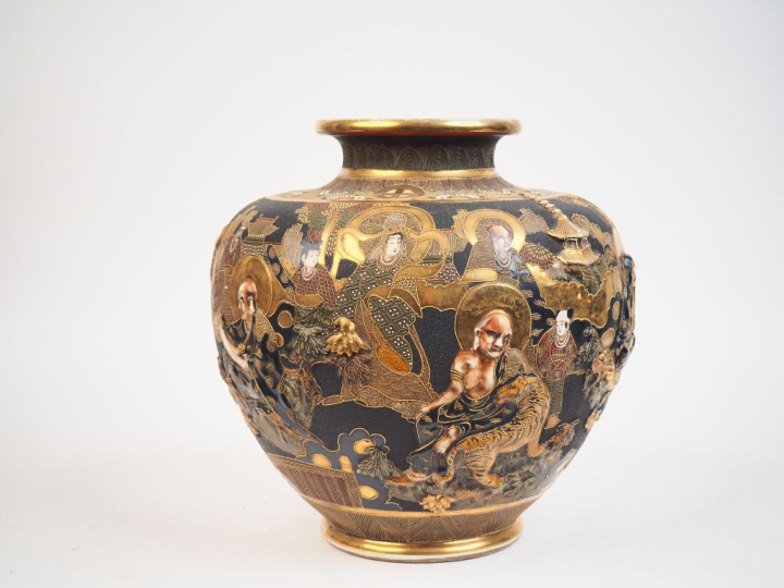 Japon vers 1920.  Importante jarre balustre en porcelaine de Satsuma, 