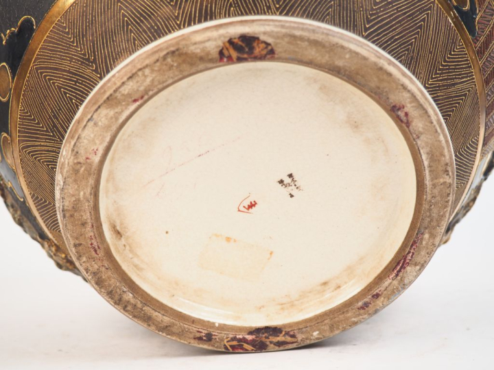 Japon vers 1920.  Importante jarre balustre en porcelaine de Satsuma, 