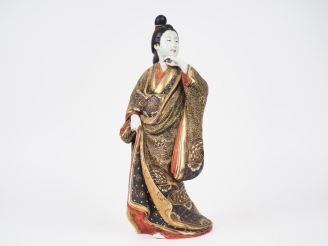 Vente aux enchères Japon vers 1920.  Statuette en faience de Satsuma représenant une Geis