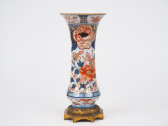 Vente aux enchères Japon période Edo. XIXème  Vase cornet en porcelaine d'Imari décor cor