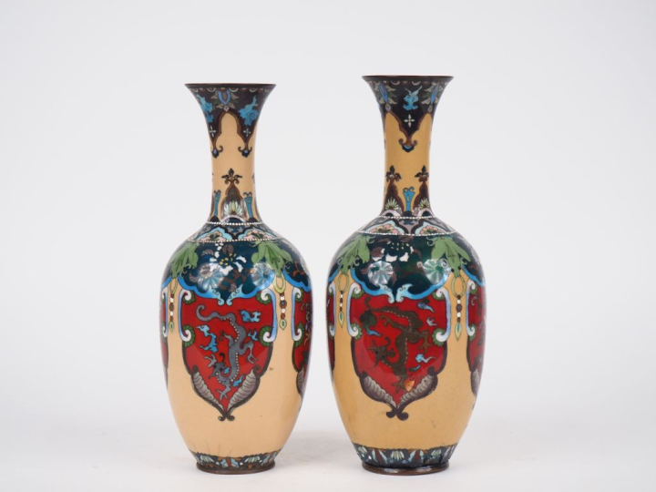 Japon vers 1920. Paire de vases en émaux cloisonnés sur cuivre à décor