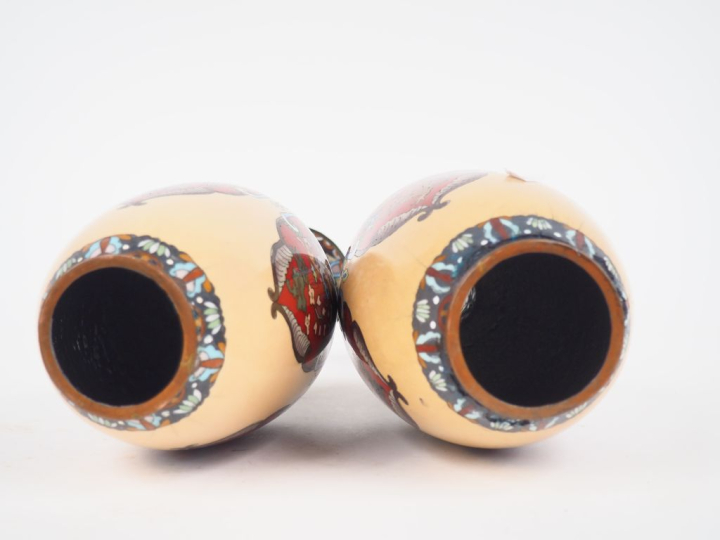 Japon vers 1920. Paire de vases en émaux cloisonnés sur cuivre à décor