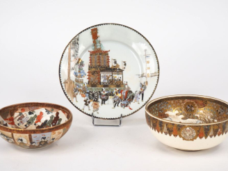 Vente aux enchères Japon vers 1920. Ensemble en porcelaine de Satsuma. 1 coupe à décor de