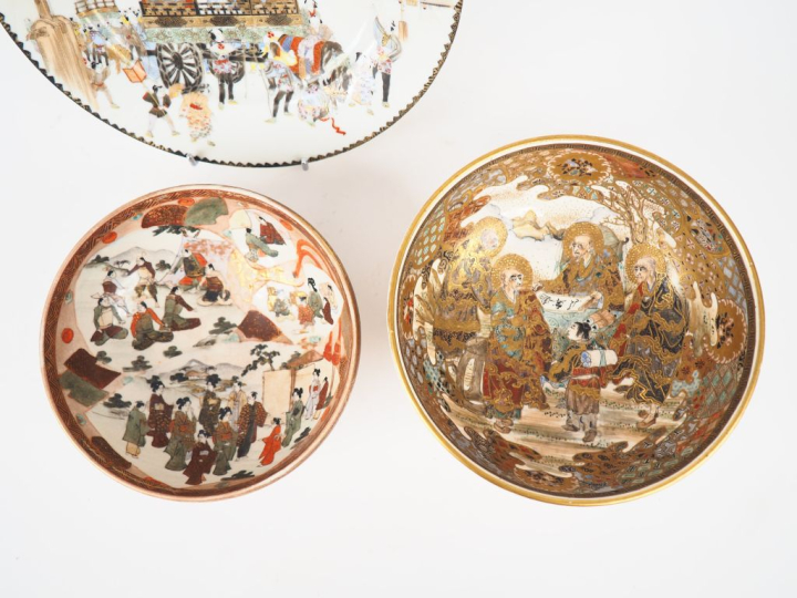 Japon vers 1920. Ensemble en porcelaine de Satsuma. 1 coupe à décor de