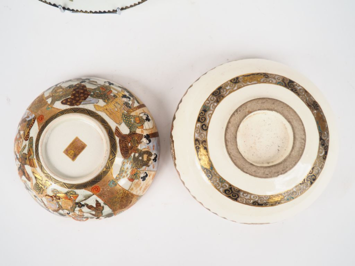 Japon vers 1920. Ensemble en porcelaine de Satsuma. 1 coupe à décor de