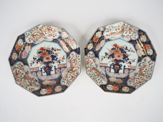 Vente aux enchères Japon XIXème. Paire de petits plats de forme octogonale en porcelaine 