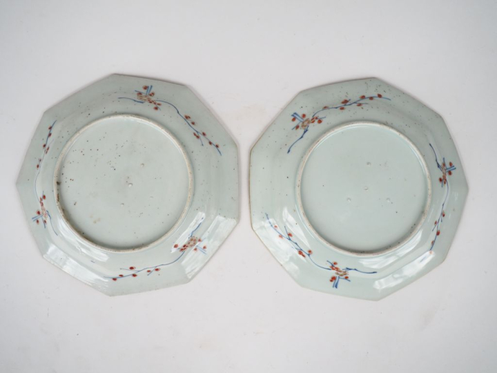Japon XIXème. Paire de petits plats de forme octogonale en porcelaine 