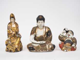 Vente aux enchères Japon vers 1920. 3 sujets en faïence de Satsuma représant la divinité 