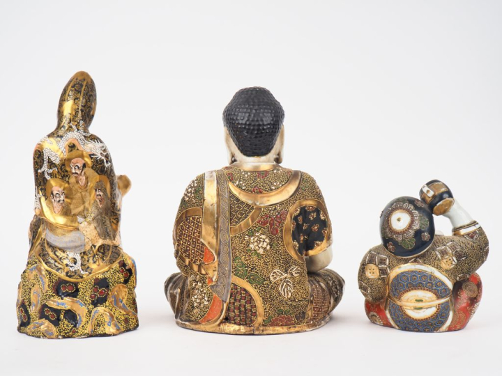 Japon vers 1920. 3 sujets en faïence de Satsuma représant la divinité 