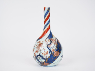 Vente aux enchères Japon XIXème. Vase bouteille en porcelaine d'Imari à décor en bleu cor