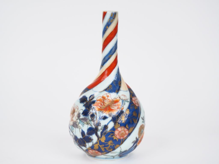 Japon XIXème. Vase bouteille en porcelaine d'Imari à décor en bleu cor