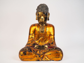 Vente aux enchères Indochine XIXème.  Statuette en bois anciennement laqué et doré figuan