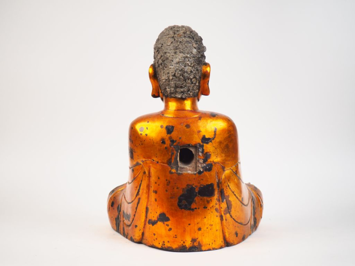 Indochine XIXème.  Statuette en bois anciennement laqué et doré figuan
