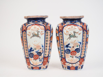 Vente aux enchères Japon style Imari.  Paire de vases à panses quadrilobées en porcelaine