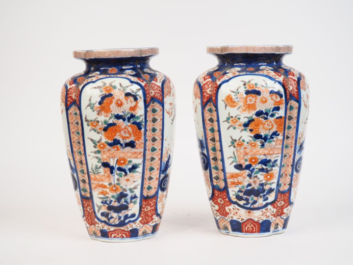 Japon style Imari.  Paire de vases à panses quadrilobées en porcelaine