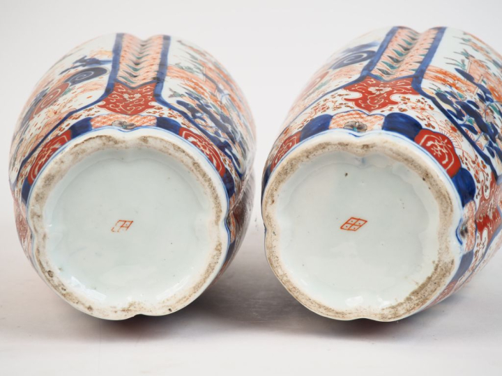 Japon style Imari.  Paire de vases à panses quadrilobées en porcelaine