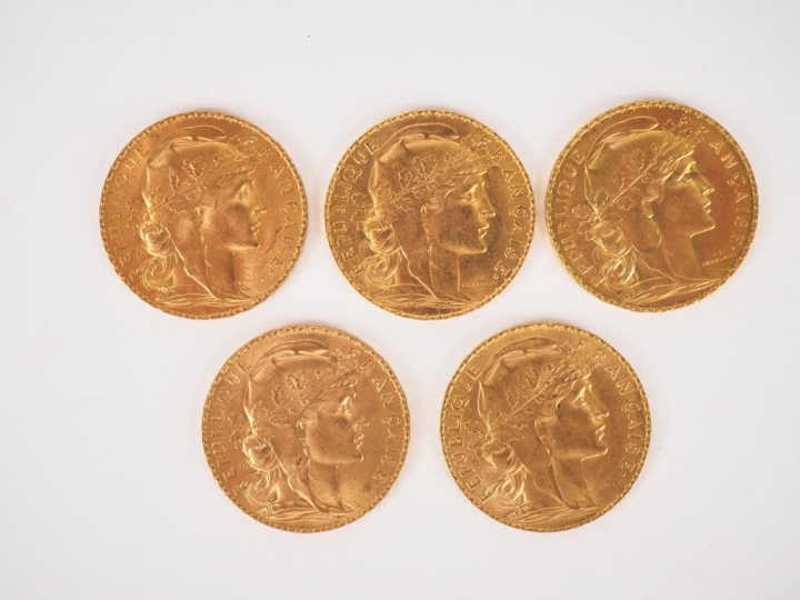 Cinq pièces de 20 Francs or, 1912 (x3) et 1913 (x2). FRAIS ACHETEURS 1