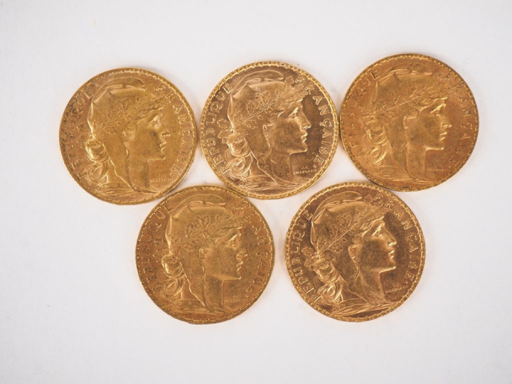 Cinq pièces de 20 Francs or, 1904 (x3) et 1905 (x2). FRAIS ACHETEURS 1