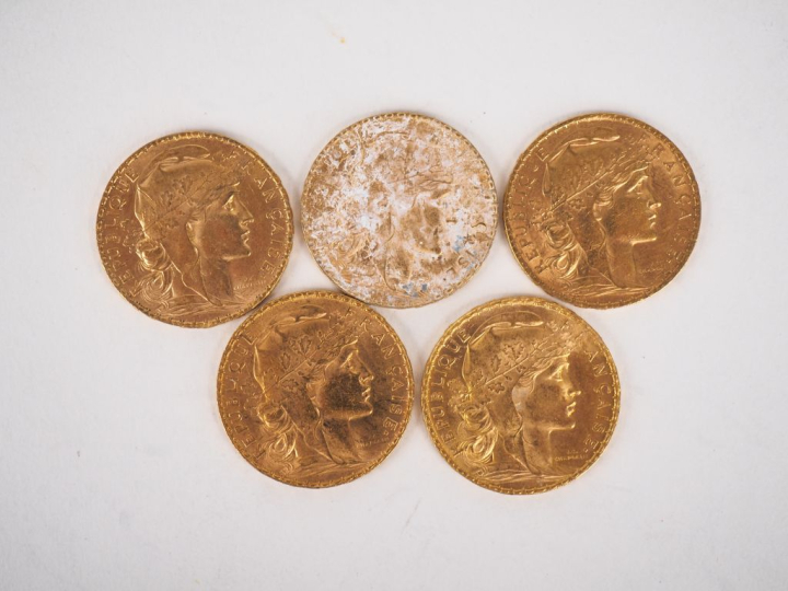 Cinq pièces de 20 Francs or, 1907. FRAIS ACHETEURS 10% HT.   