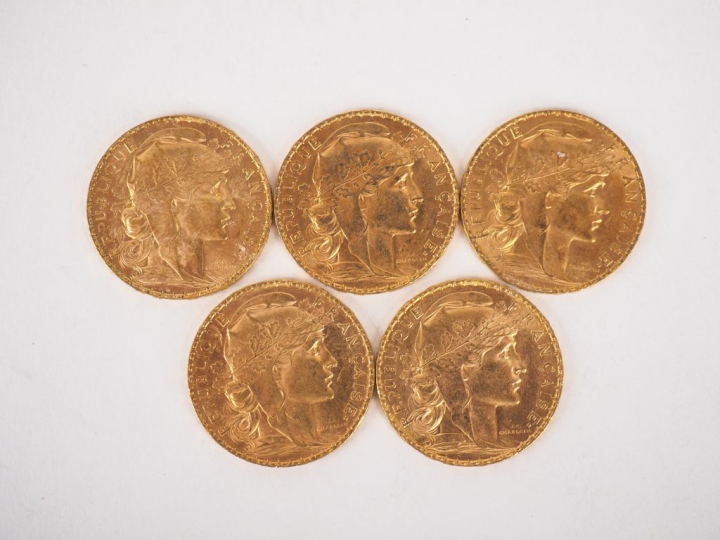 Cinq pièces de 20 Francs or, 1909 (x3) et 1910 (x2). FRAIS ACHETEURS 1