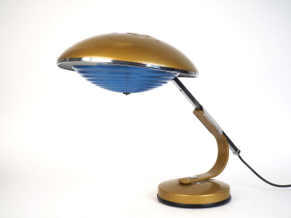 Vente aux enchères F. SOLERE. à Paris. Lampe de bureau en métal patiné et chromé.  Signée