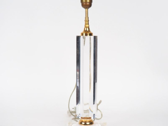 Vente aux enchères Lampe de salon en plexi glass et laiton, fût faceté.