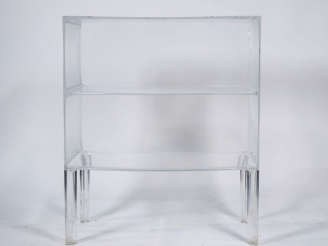 Vente aux enchères Meuble d'appui et de rangement en plexi glass.  Dim. 81 x 69 x 38 cm  